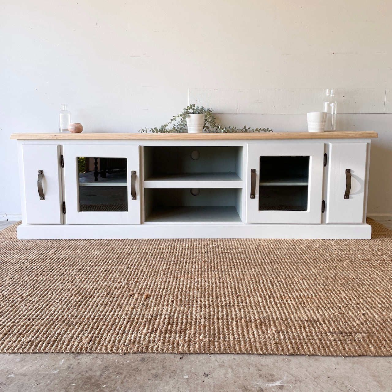Hamptons Country Entertainment Unit