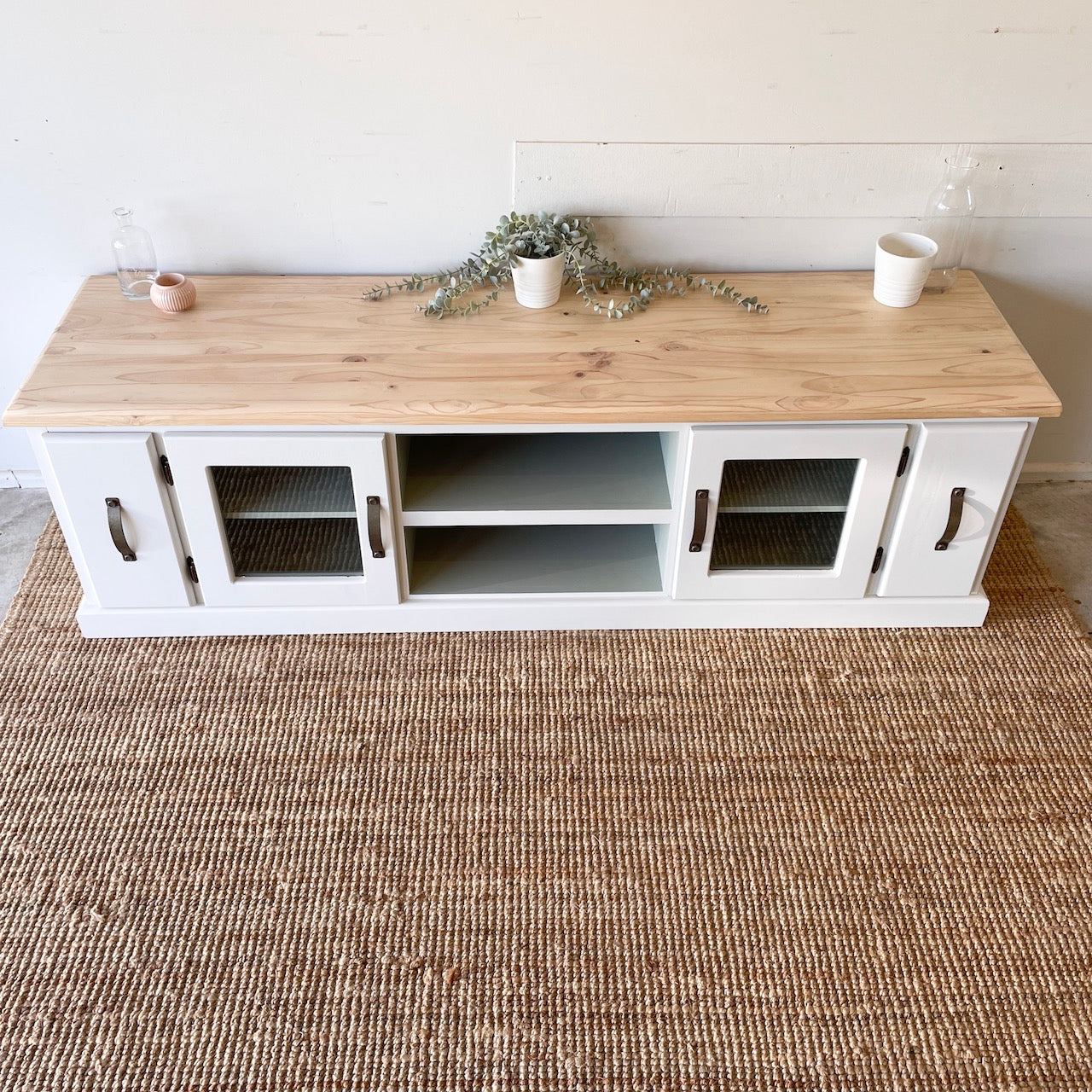 Hamptons Country Entertainment Unit