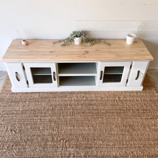 Hamptons Country Entertainment Unit