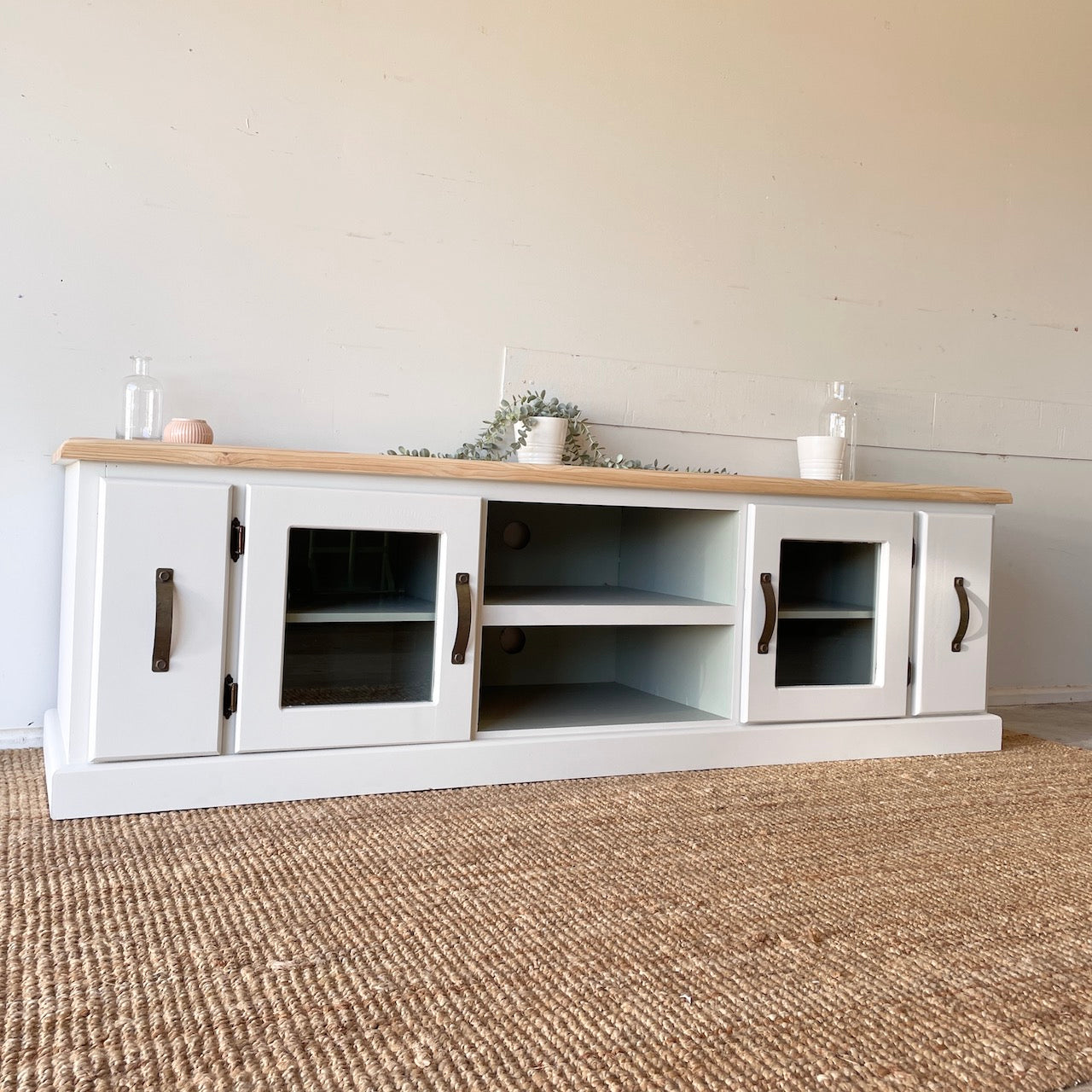 Hamptons Country Entertainment Unit