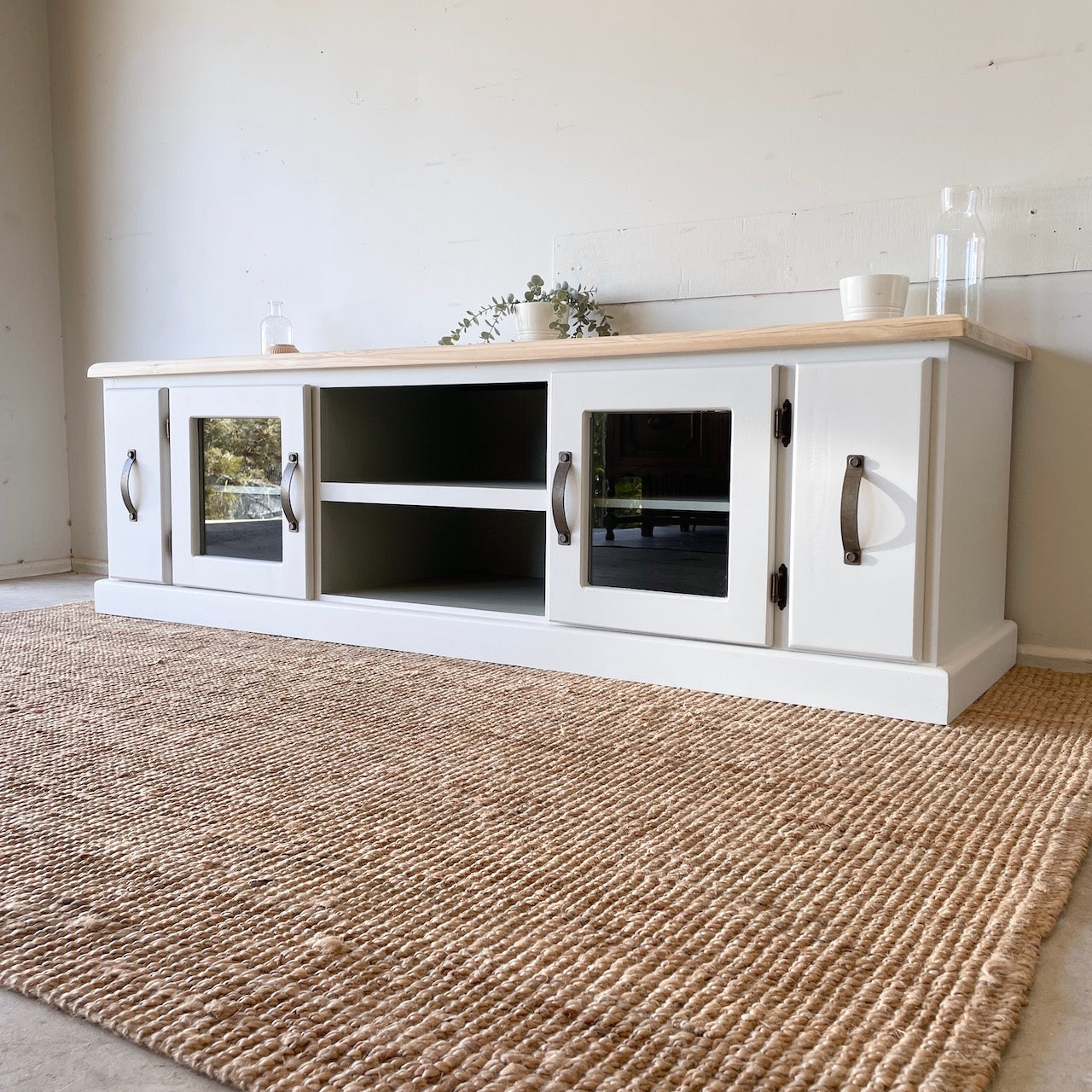 Hamptons Country Entertainment Unit